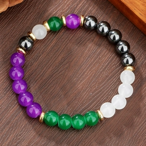 Multicolor kralen armband met amethist en tijgeroog op donkere houtnerf achtergrond
