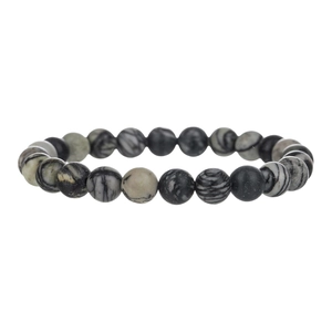 Dettaglio macro del bracciale di perline in pietra zebra naturale con motivi grigi e neri