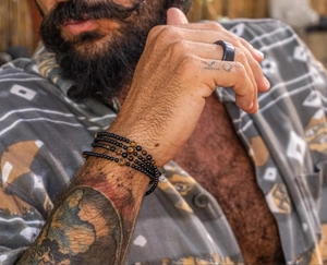 Detail van heren gelaagde armband met zwarte onyx en tijgeroog stenen kralen set