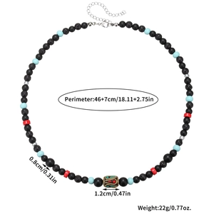 Détail du collier de perles tribal avec perle en laiton et dimensions de 46+7cm