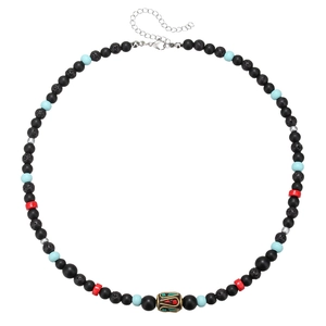 Collier ethnique avec pierres de lave noires et perles turquoise sur fond blanc pur