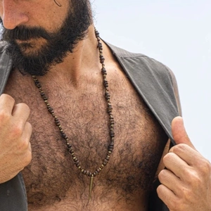 Collier ethnique en perles de bois avec pendentif pointe en métal pour hommes