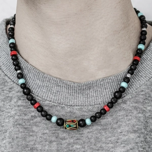 Vue détaillée d'un collier ethnique perlé avec pierre volcanique et accents colorés au cou