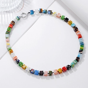 Collar de cuentas cuadradas de cristal de Murano millefiori con cierre plateado sobre blanco