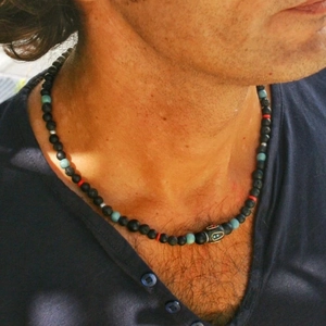 Collier en Perles Ethnique pour Hommes Collier en Pierre de Roche Volcanique Noir Mat Fait Main Accents Turquoise Rouge Bijoux