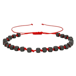 Detail van de rode gevlochten armband met gefacetteerde zwarte hematiet kralen
