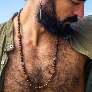 Collier bohème pour hommes avec perles en bois de coco et boucle d'oreille sur mannequin