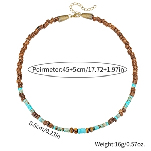 Detailansicht der Perlenkette mit Kokosnussschalen und Natursteinen mit Bronzeteilen