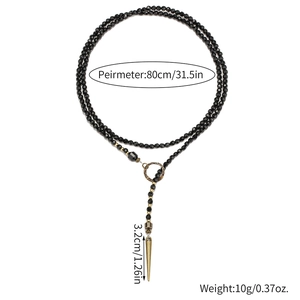 Detail van lange zwarte gotische kralenketting met spike hanger en de afmetingen erbij