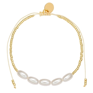 Detail van de verstelbare geweven armband met gouden kralen en imitatieparels