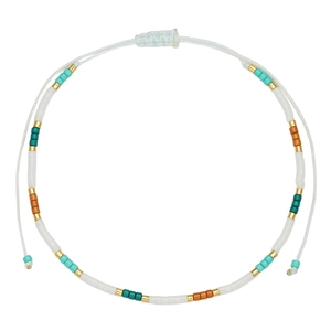 Detail van boho kralenarmband met glazen oog en verstelbaar wit gevlochten koord