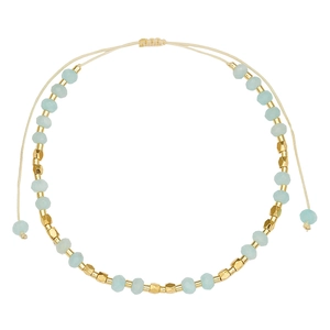 Macro-opname van blauwe kralenarmband met gouden accenten en verstelbaar koord