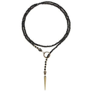 Gothische meerlaagse zwarte kralenketting met een vintage goudkleurige kegelhanger