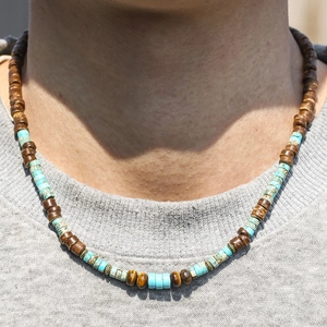 Nahaufnahme der Perlenkette mit brauner Kokosnuss-Schale und blauen Steinen