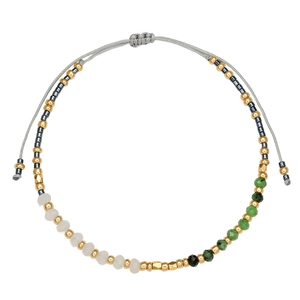 Detail van verstelbare boho kralenarmband met natuursteen en gouden kralen