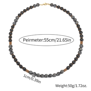Detail van kralenketting met 55 cm lengte en kralendiameter van 1 cm