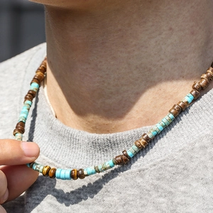 Detail einer Boho Herrenkette mit Türkisperlen und Kokosnuss-Spacern am Hals getragen
