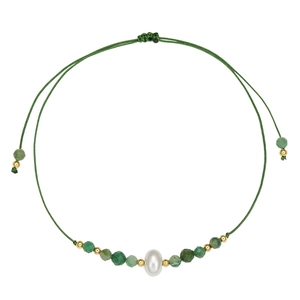 Detail van verstelbare groene kralenarmband met barokparel en gouden kralen