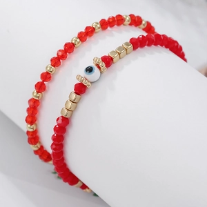 Handgemaakte Evil Eye armbandenset met rode facetkralen en goudkleurige accenten