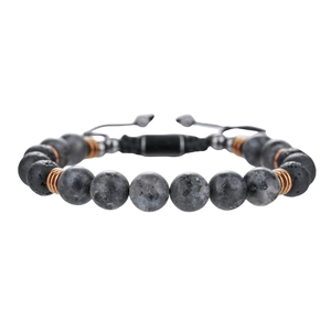 Macro-opname van herenarmband met natuurlijke labradoriet en zwarte vulkanische stenen