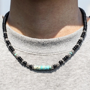Detail der Perlenkette mit türkisfarbenen Steinperlen und Vintage-Silber-Abstandshaltern