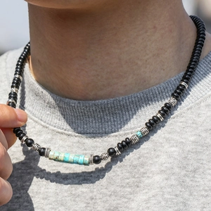 Nahaufnahme der Perlenkette mit schwarzem Obsidian, Türkis und silbernen Metall-Elementen