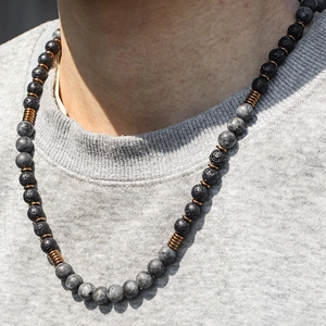 Lange herenketting van lavasteen en hematiet met goudkleurige tussenstukken kralen