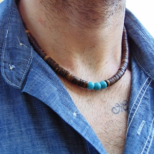 Collier ethnique pour homme avec disques en bois foncé et perles de turquoise bleues