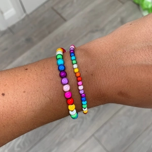 Bracelet bohème en perles arc-en-ciel avec perles rondes en acrylique colorées pour la plage