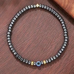 Macro detail van 6mm zwarte agaat kralen en evil eye bedel op houten achtergrond