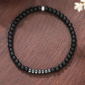 Macro detail van 6mm matzwarte onyx kralen en metalen spacers op kralen armband