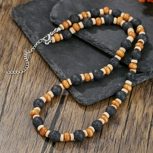 Collier bohème pour hommes avec pierre de lave noire et perles de bois naturel sur fond texturé