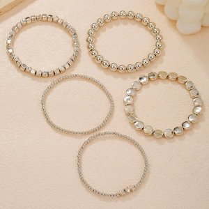Detailansicht 5-teiliges silbernes Perlenarmband-Set mit Sternanhängern und Metallperlen