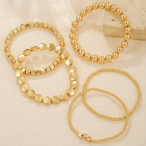 Vierteiliges goldenes Perlenarmband-Set mit Kugeln, Würfeln und flachen Scheiben