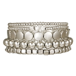 Detailset aus fünf silbernen Perlenarmbändern mit Sternanhängern und polierten Metalltexturen