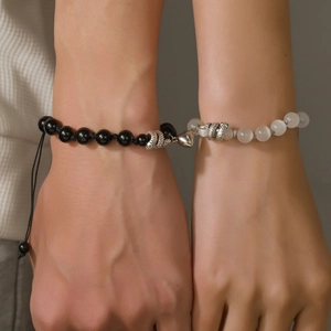 Bracciali di coppia magnetici a cuore con perle nere e bianche e ciondoli a serpente