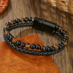 Primer plano de pulsera para hombre con ónix negro, ojo de tigre y cuero trenzado con cierre imán