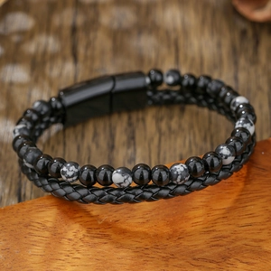 Detalle de pulsera para hombre de cuero con ágata negra y cierre magnético