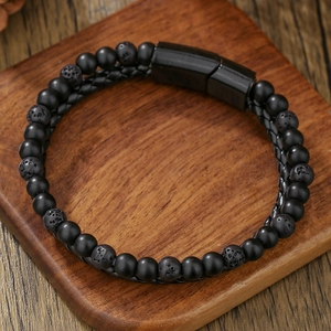 Detalle de pulsera para hombre de cuero con cuentas de lava y cierre magnético