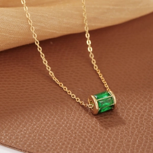Elegante collana placcata in oro con ciondolo a botte in zircone verde su pelle marrone