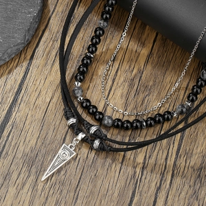 Heren gelaagde lederen ketting met zwarte kralen en zilveren driehoekige hanger