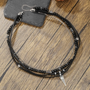 Heren gelaagde leren ketting met zwarte kralen en zilveren driehoekige hanger