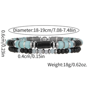 Dettaglio del set di due bracciali di perle con pietre nere e azzurre stile etnico