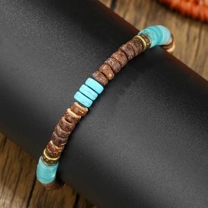 Handgemaakte stretcharmband met kokosnootkralen en turkoois en vintage metalen spacers