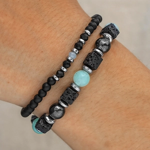 Dettaglio del bracciale a doppio strato con onice opaco e pietre laviche nere naturali