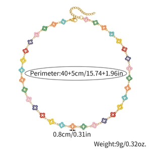 Detailansicht einer bunten Kleeblatt-Halskette mit Maßen 40+5cm und 0,8cm Anhängern