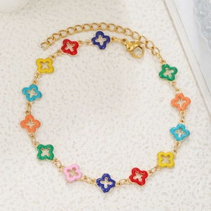 Detail der Goldkette mit zwölf bunten Emaille-Hohlkleeblatt-Anhängern für Damen