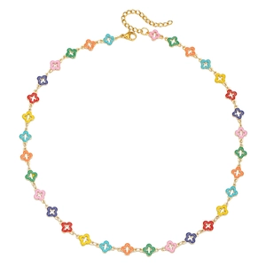 Bunte Emaille-Vierblatt-Klee-Halskette mit Goldkette und Karabinerverschluss vor weißem Grund