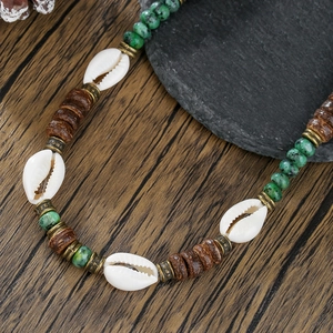 Collana da uomo stile spiaggia con conchiglie pietre verdi e perline in legno di cocco