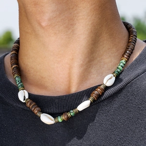 Dettaglio della collana da spiaggia con perle di legno, pietre turchesi e conchiglia